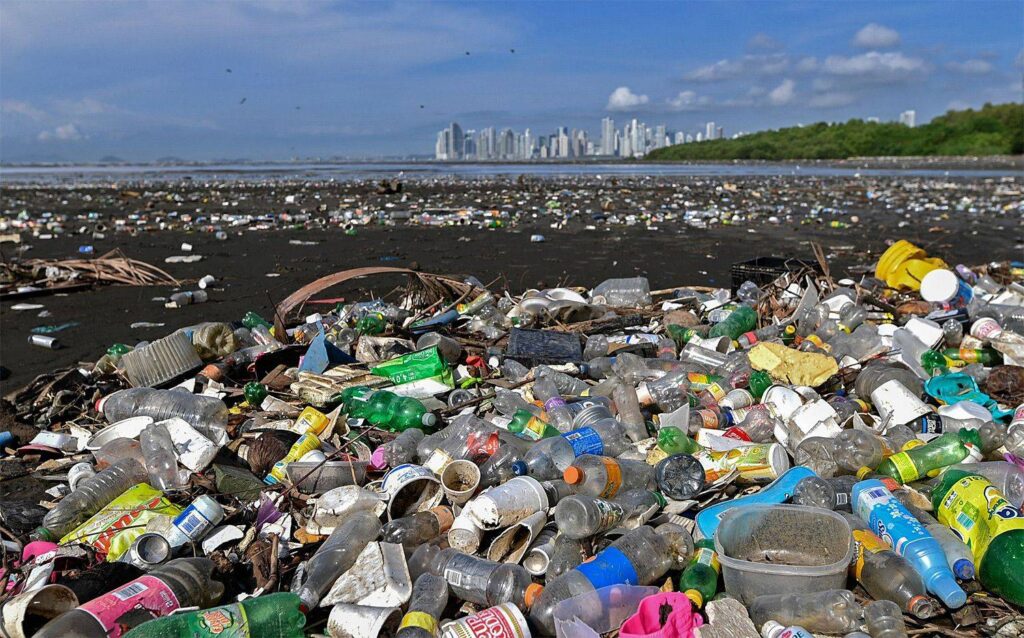ha-llegado-la-hora-de-los-filtros-de-agua-botellas-plastico-en-mar
